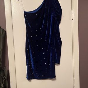 Gorgeous 1 shoulder dress worn once , perfect for the holidays and new year